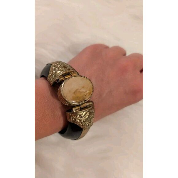 VINTAGE BONE & ONYX‎ HINGED CUFF BANGLE BRACELET BRASS ACCENTS - Picture 1 of 8